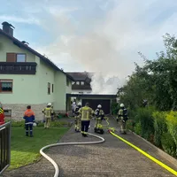 B3 Kainsbach Gartenhütte 25.07.2024 Aufgebot vor Haus.jpg