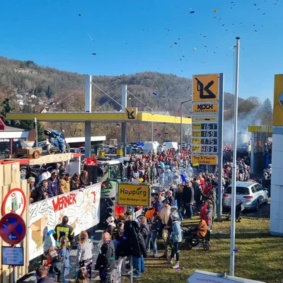 Absicherung Faschingszug Koch mit Wagen.jpg